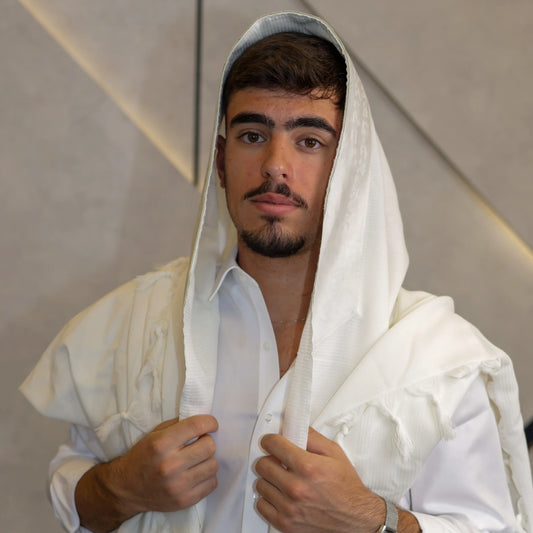 טלית צמר Premium | דגם להתעטף בציצית אבן בהיר חיתוך לייזר