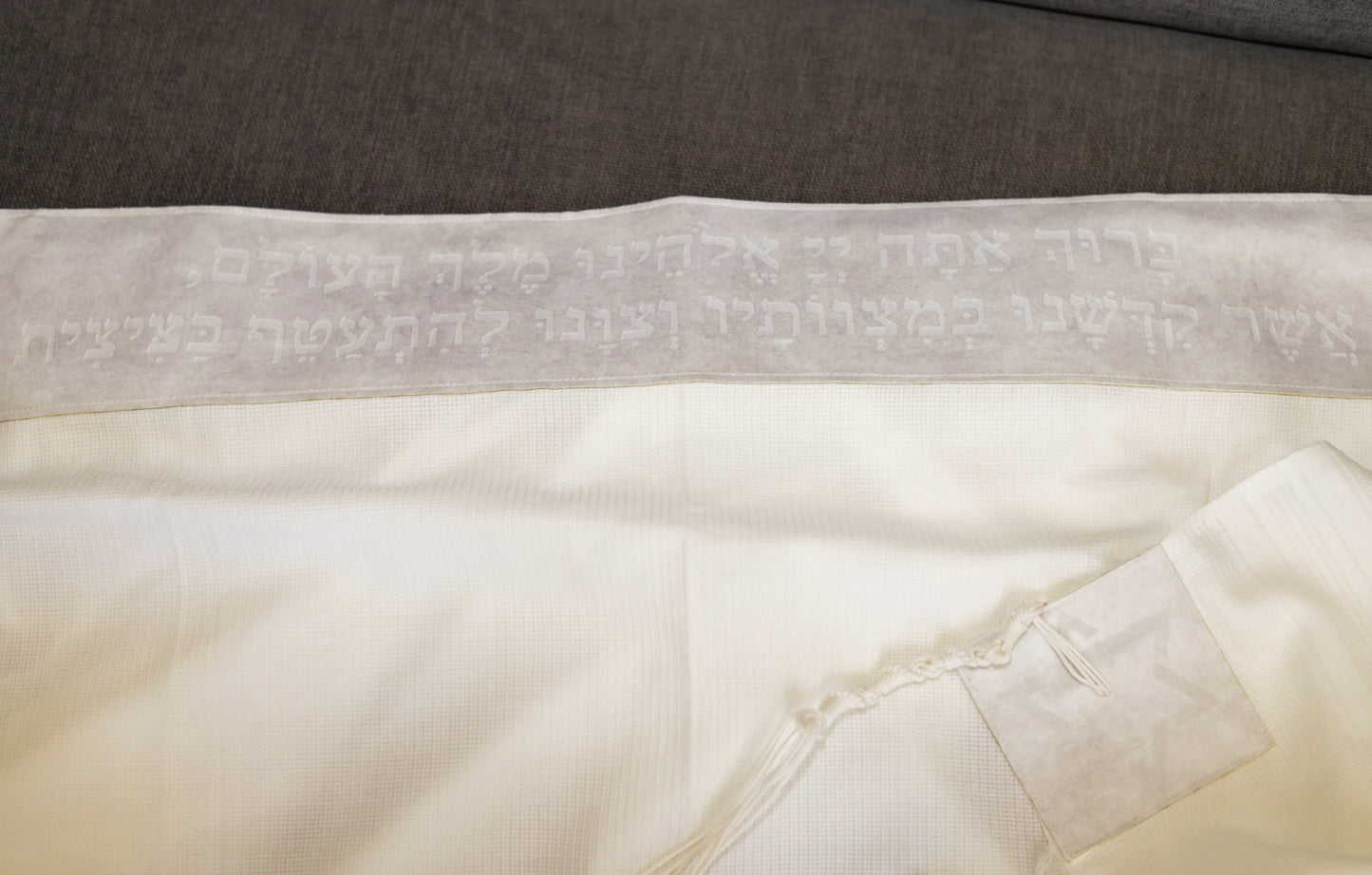 טלית צמר Premium | דגם להתעטף בציצית אבן בהיר חיתוך לייזר