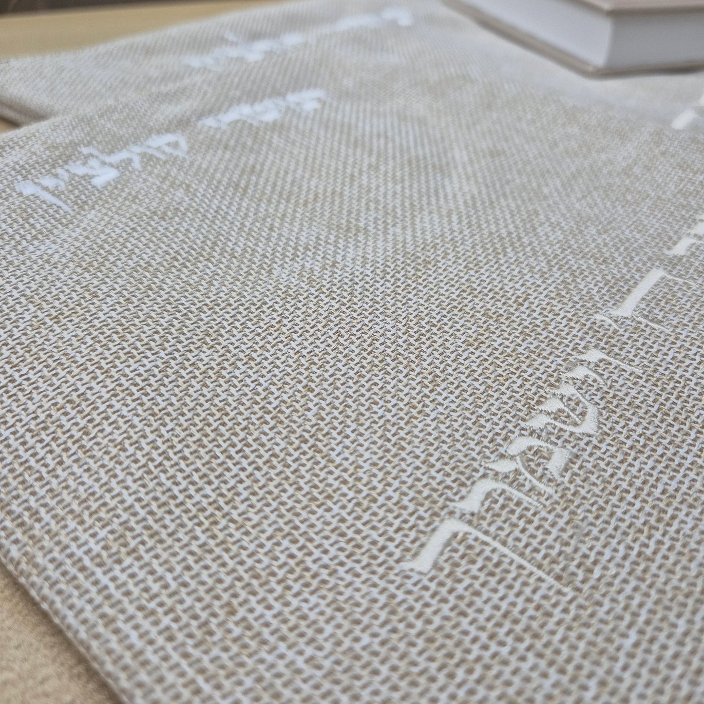 מארז קדושה לגבר מפשתן צבע בז' עם סידור וכיפה