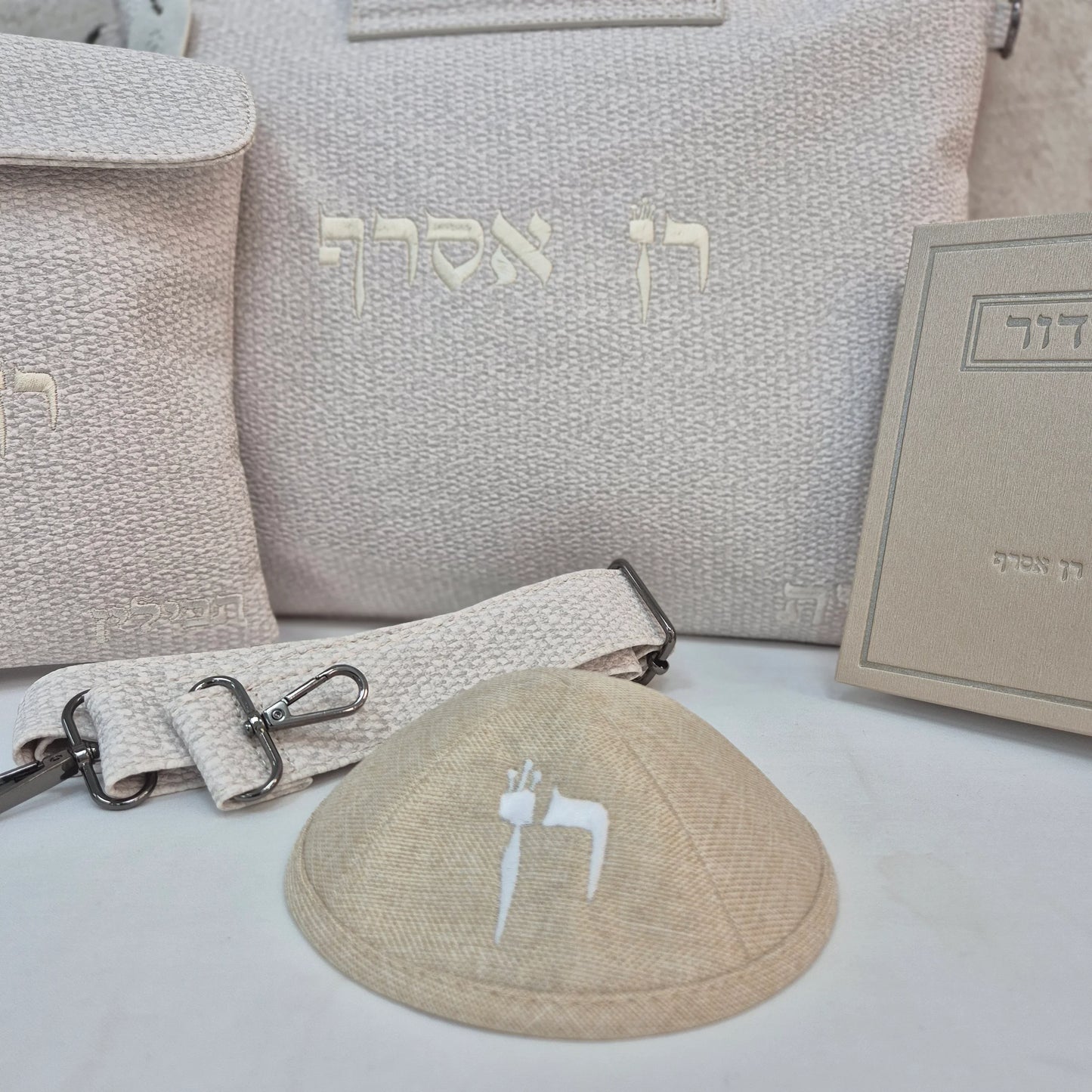 מארז קדושה לגבר צבע בז' עם סידור וכיפה