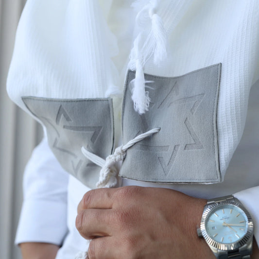 טלית צמר Premium | דגם להתעטף בציצית אפור בהיר חיתוך לייזר