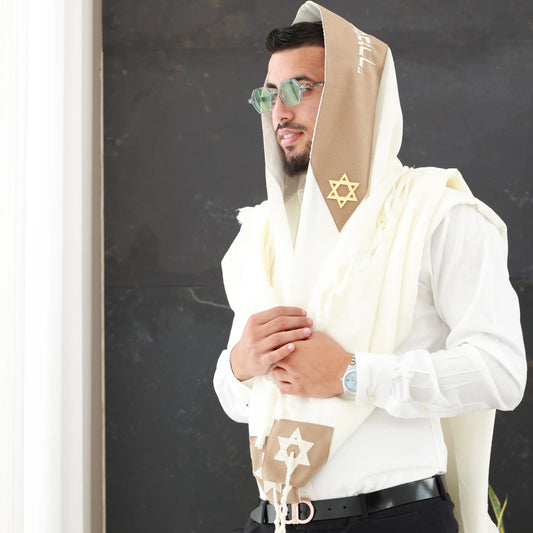 תמונה של גבר לובש טלית צמר חום בהיר חיתוך לייזר