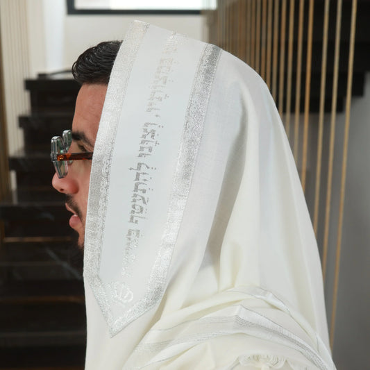 פרט מקרוב על טלית הצמר הכסופה של רחל