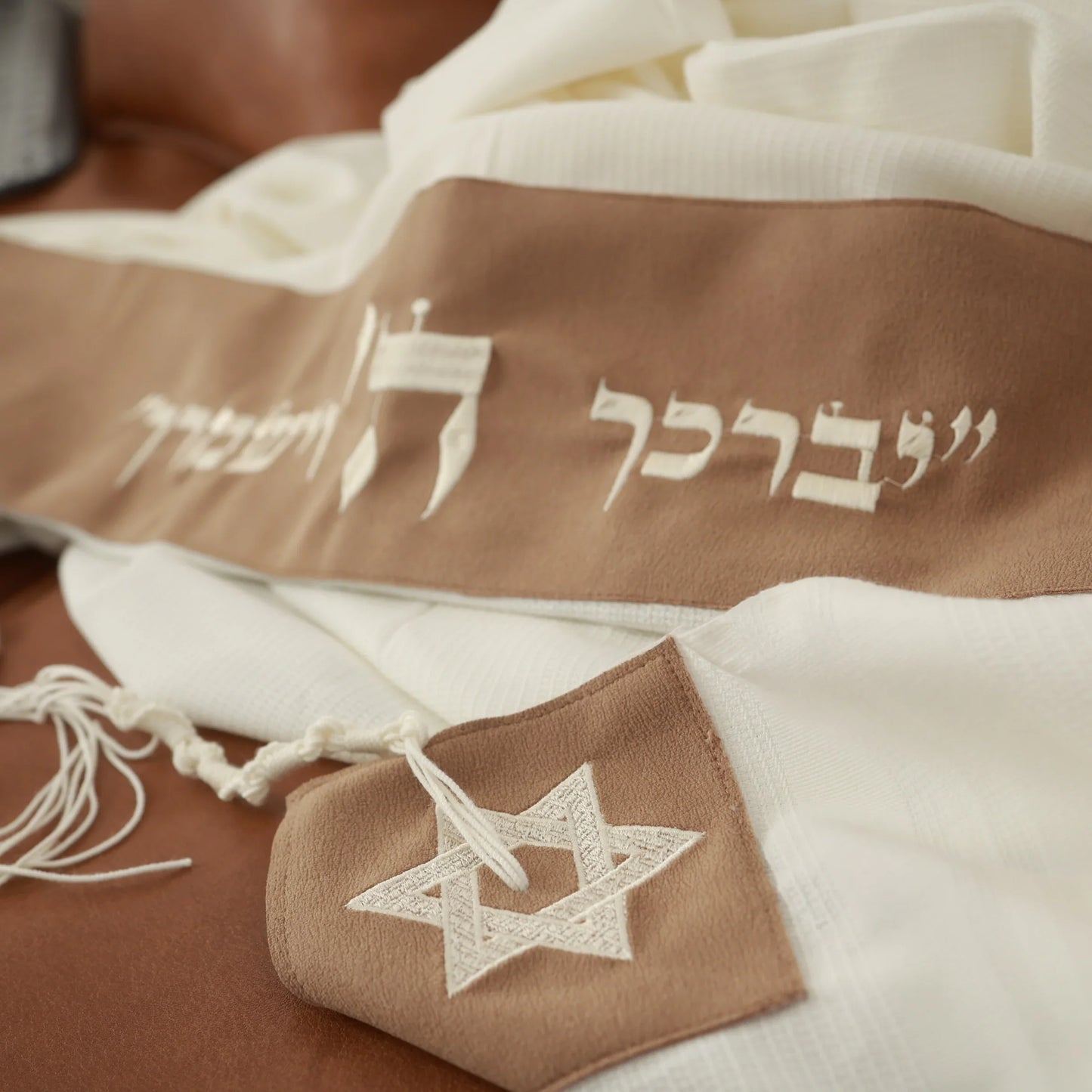 טלית צמר Premium | דגם חום בהיר חיתוך לייזר