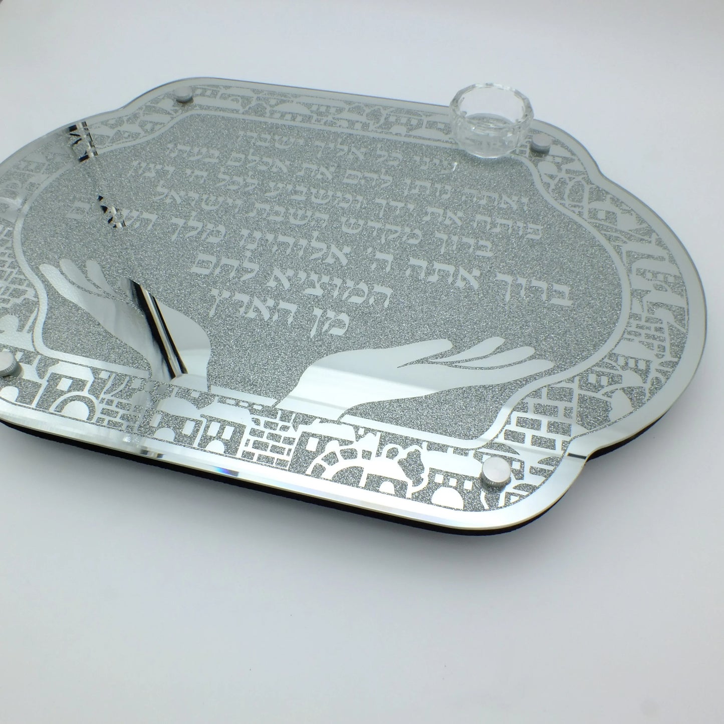 שמות בהתאמה אישית מצלצלים על תיקי נשיאה לתפילין.