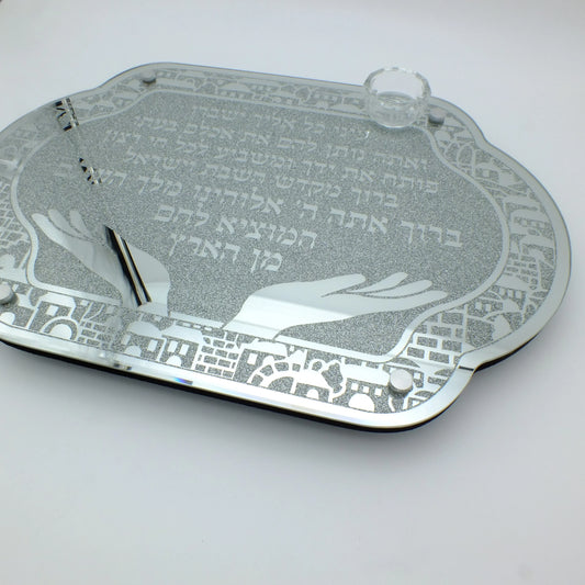 שמות בהתאמה אישית מצלצלים על תיקי נשיאה לתפילין.