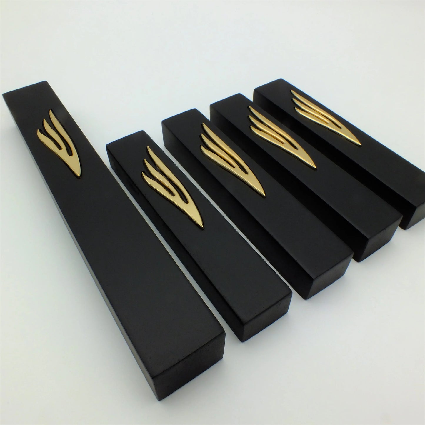 מארז בתי מזוזות מבטון שחור 1+4 | "ש" זהב