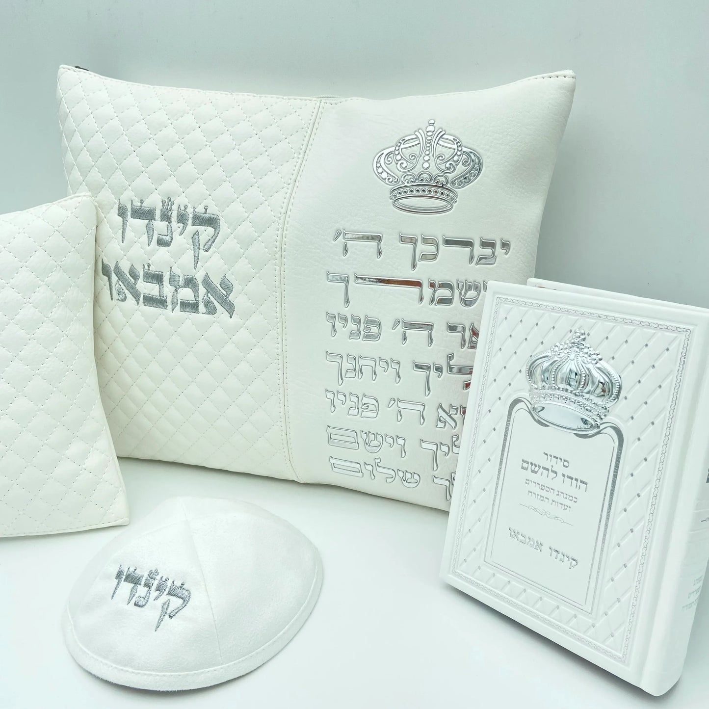 מארז קדושה לגבר ברכת כהנים לבן כתר עם סידור וכיפה
