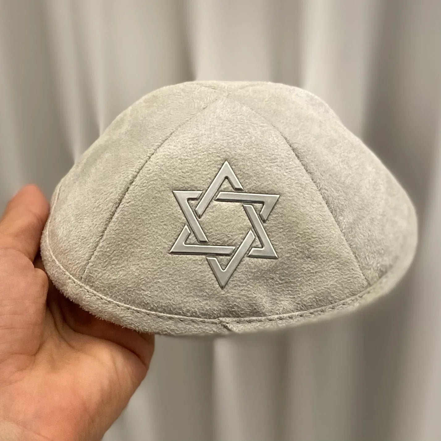 טליתים מצמר, סמל למסירות ואלגנטיות.