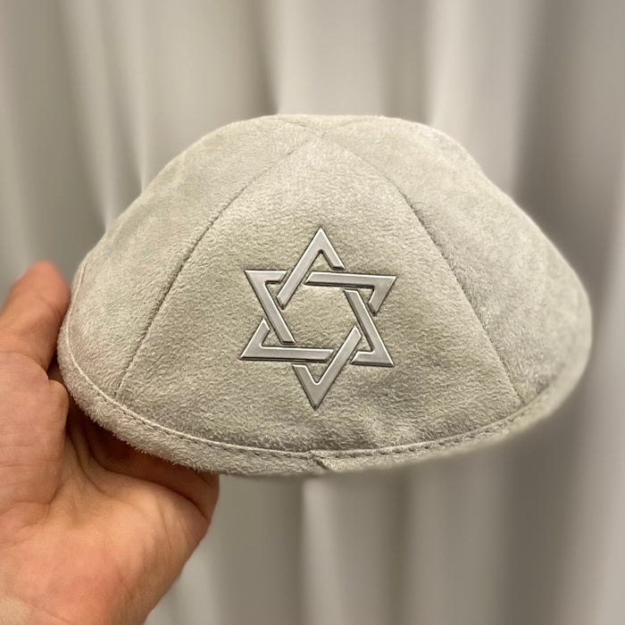 טליתים מצמר, סמל למסירות ואלגנטיות.