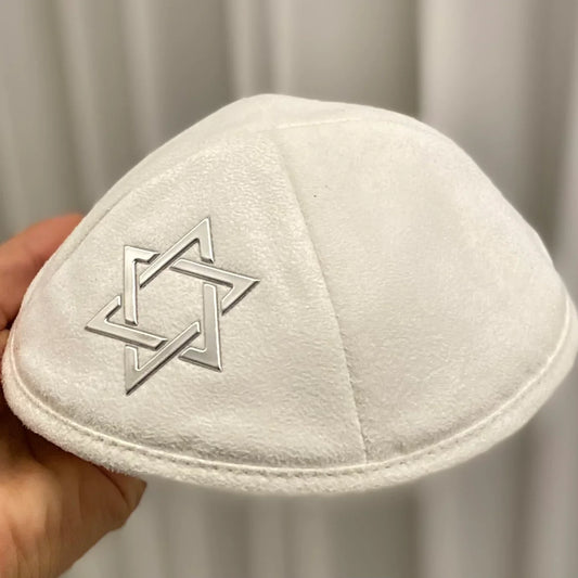 נרתיקים רקומים לתפילין למגע של אלגנטיות.