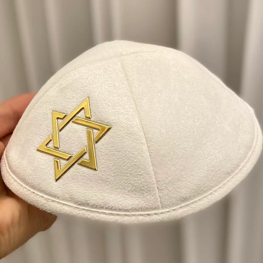 טלית צמר יוקרתית עם עיצובים מורכבים.