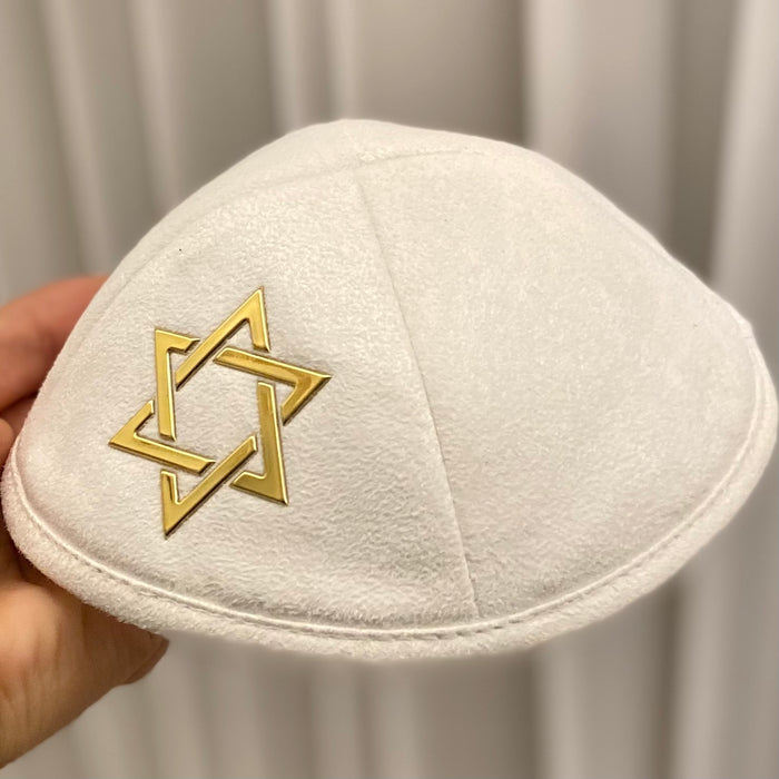 טלית צמר יוקרתית עם עיצובים מורכבים.