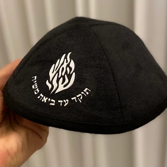 רקמה מהודרת על כריכות ספר תפילה עם טבעות שמות חרוטות.