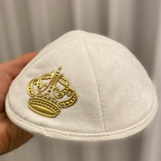 רקמה מתוחכמת על כריכות ספר תפילה למראה מהוקצע.