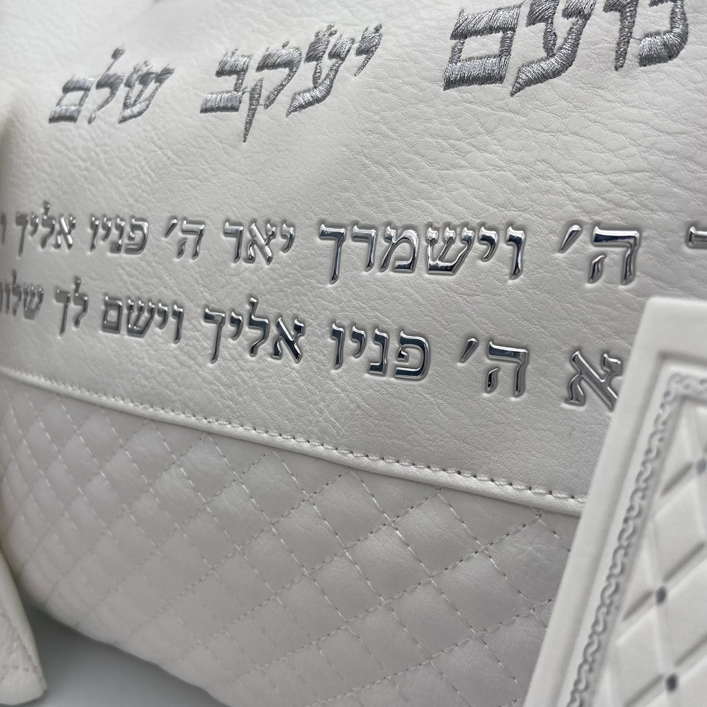 מארז קדושה יוקרתי לגבר לבן ברכת כהנים עם סידור וכיפה