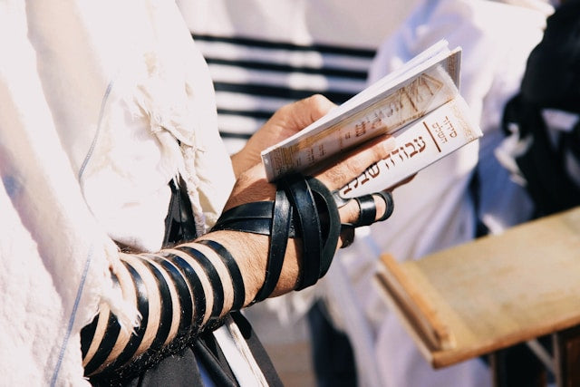 What is tefillin and how to place them properly