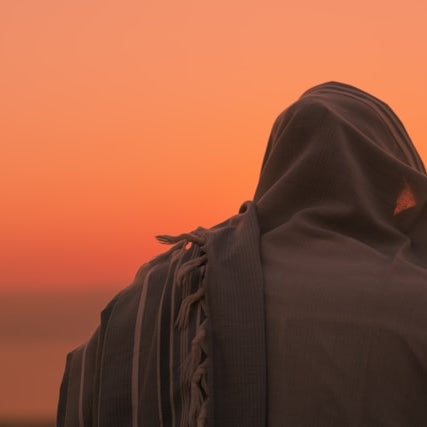 תמונה אחורית של גבר לובש טלית