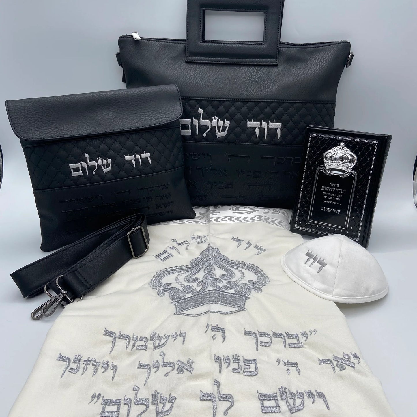 סט חתנים תיק שחור יברכך רקמה בכסף עם טלית צמר עם סידור וכיפה