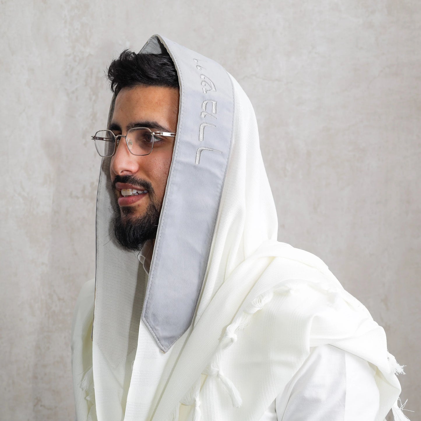 סט חתנים מקטיפה אפור עם טלית צמר עטרה אפורה עם סידור כוונת הלב וכיפה