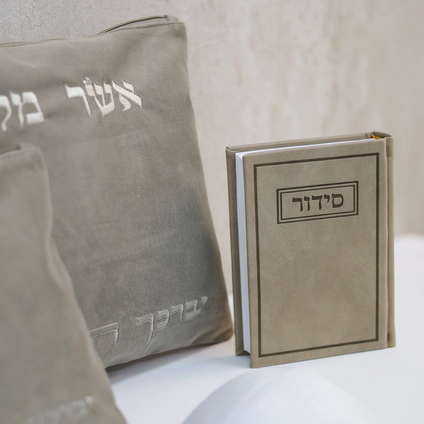 מארז קדושה לגבר מקטיפה צבע אבן סידור כוונת הלב וכיפה