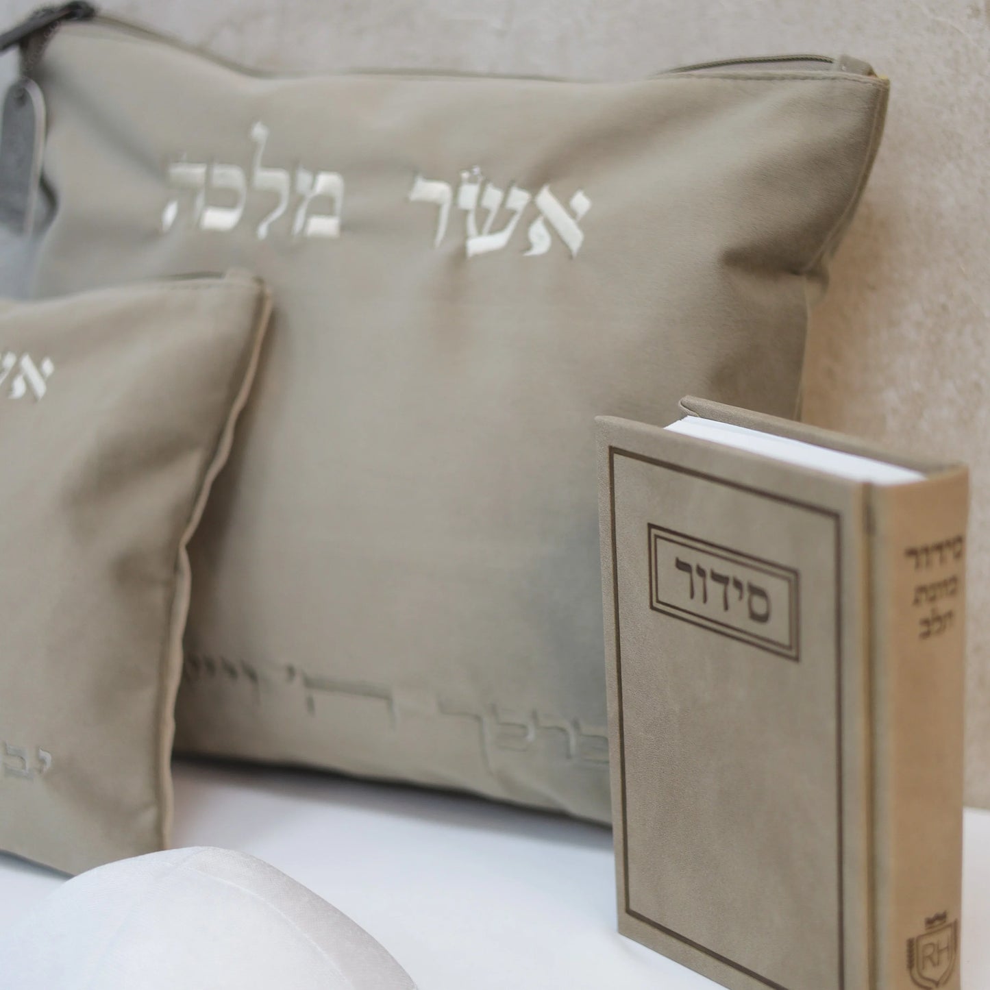 תיבה קדושה לגברים, עשויה קטיפה, צבועה בסידור אבנים