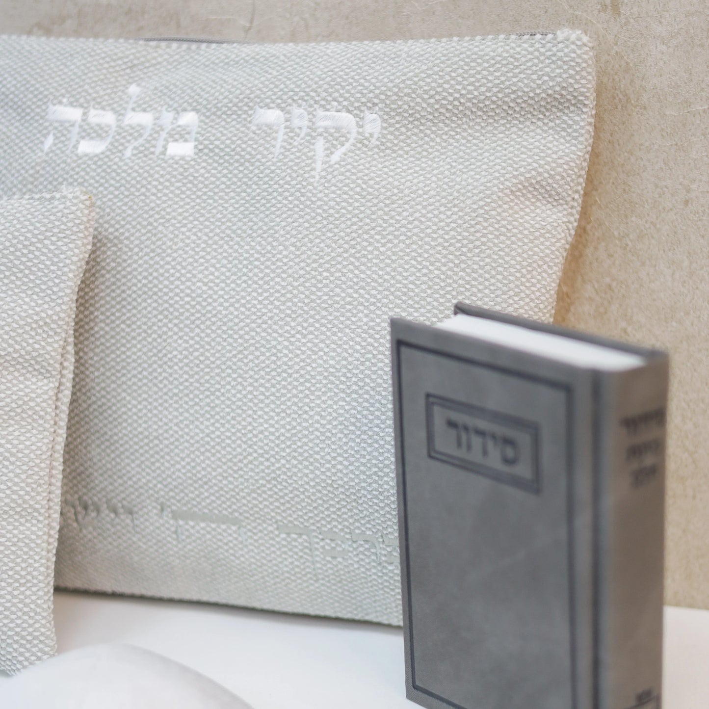 מארז קדושה לגבר צבע אפרפר בהיר עם סידור כוונת הלב וכיפה