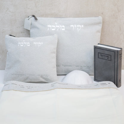 סט חתנים מבד צבע אפור בהיר עם טלית צמר עטרה אפור בהיר עם סידור כוונת הלב וכיפה