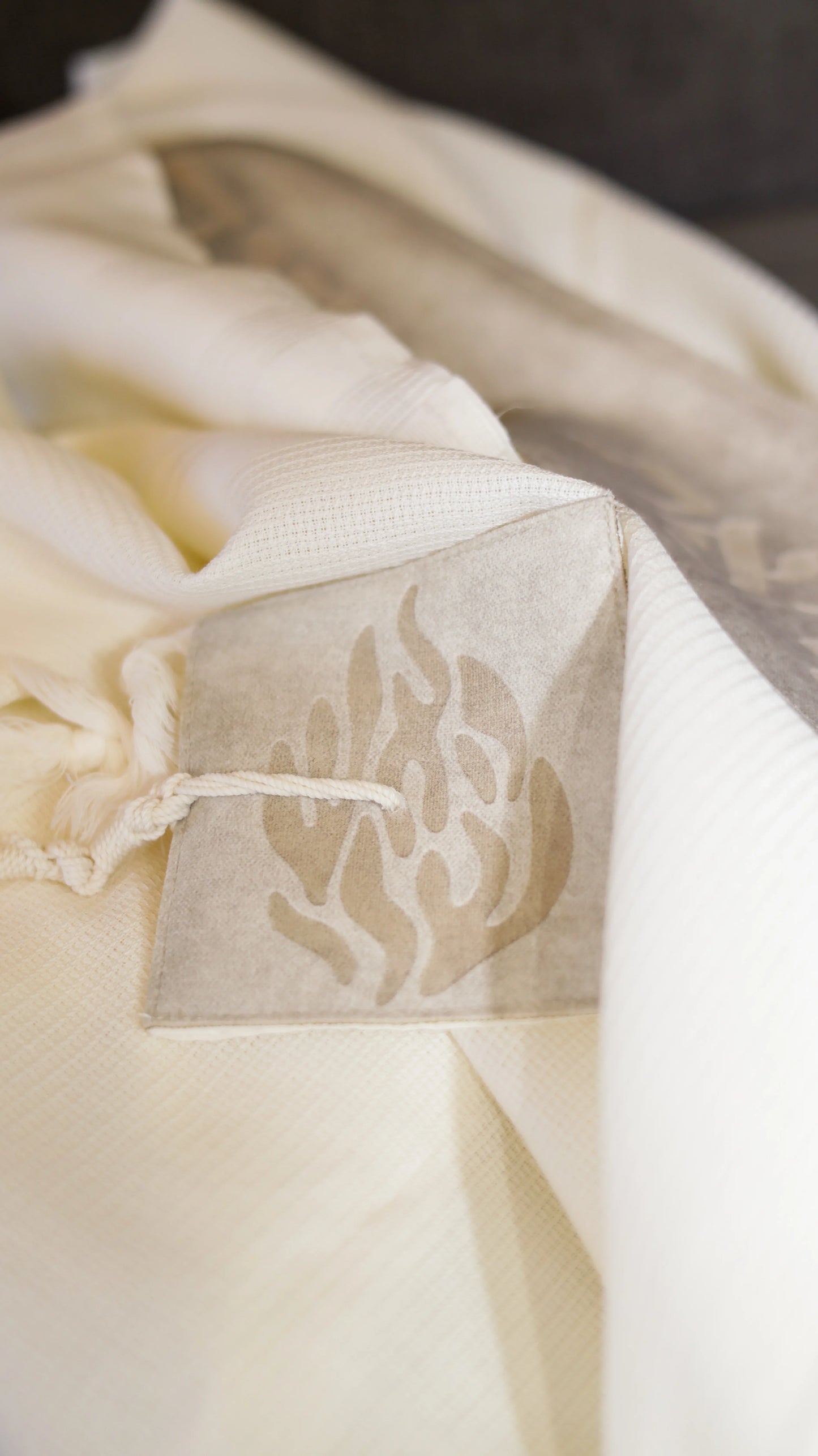 סט חתנים בז' האש עם טלית צמר חיתוך לייזר עם סידור כוונת הלב וכיפה