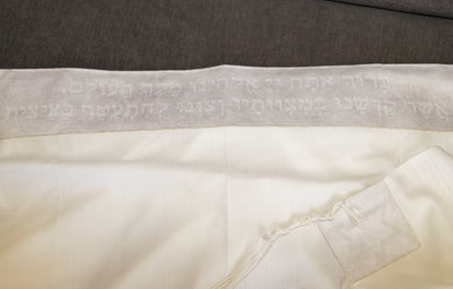 טלית צמר Premium | דגם להתעטף בציצית אבן בהיר חיתוך לייזר