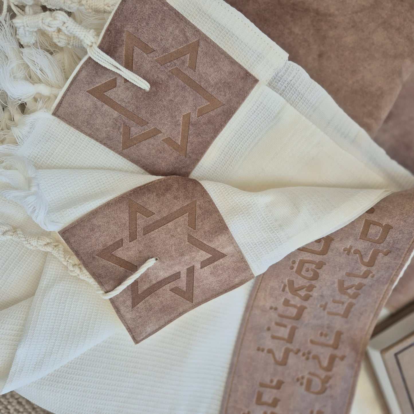 סט חתנים קטיפה חום עם טלית צמר חיתוך לייזר עם סידור כוונת הלב וכיפה