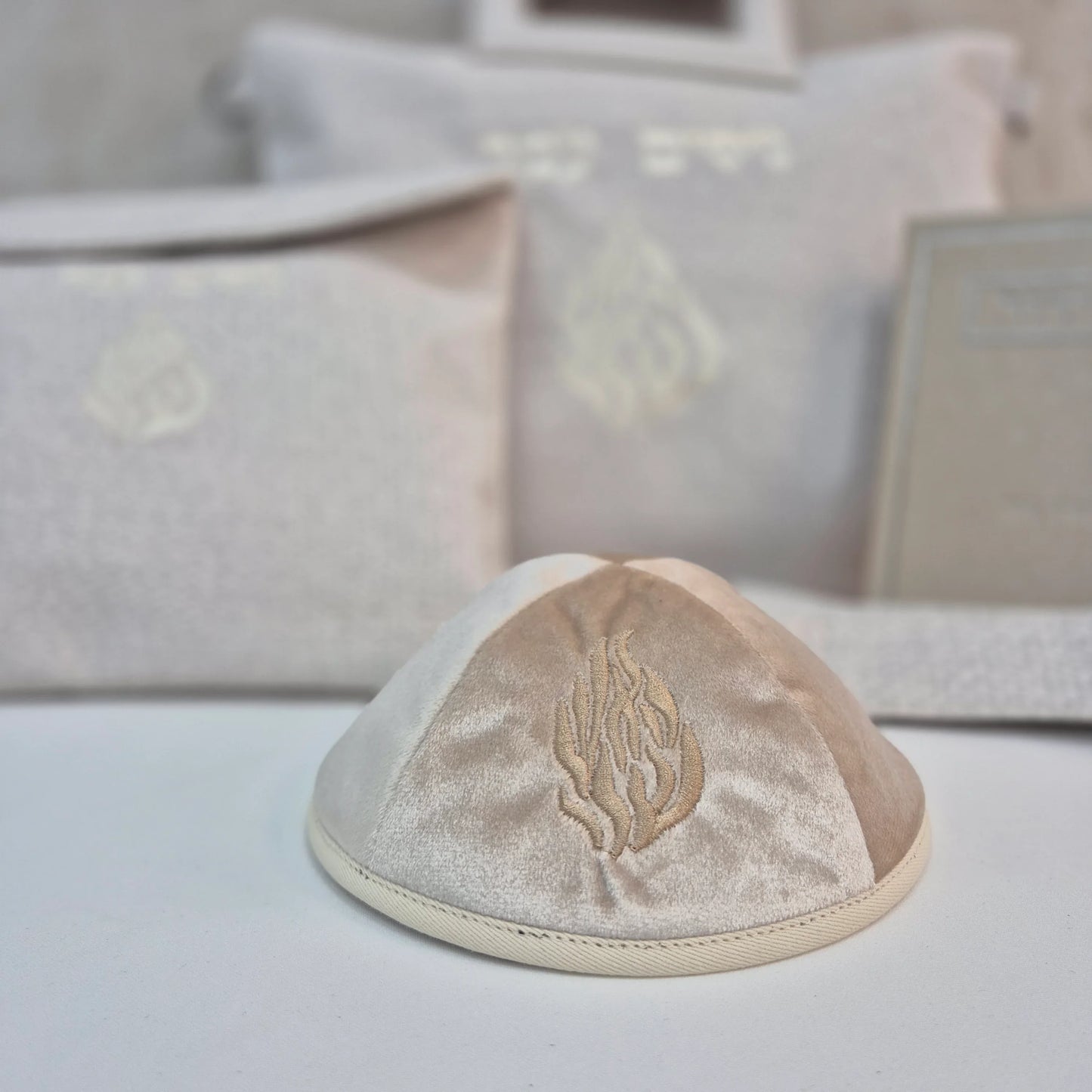 מארז קדושה לגבר האש צבע בז' עם סידור וכיפה