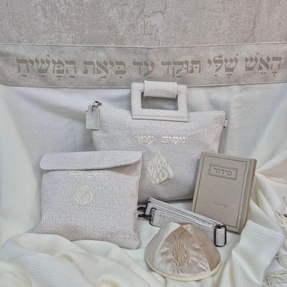 סט חתנים בז' האש עם טלית צמר חיתוך לייזר עם סידור כוונת הלב וכיפה