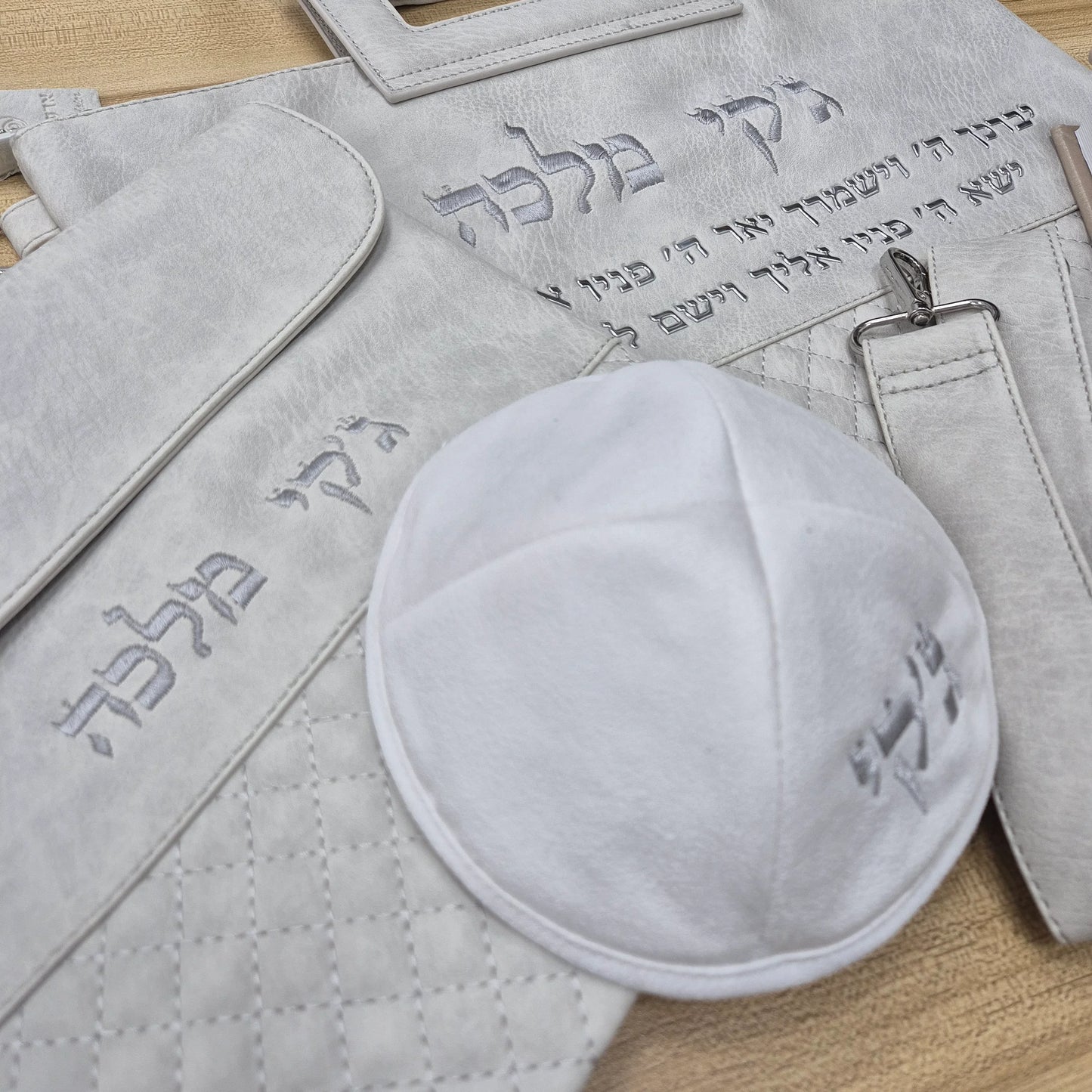 מארז קדושה יוקרתי לגבר בצבע אבן עם סידור וכיפה