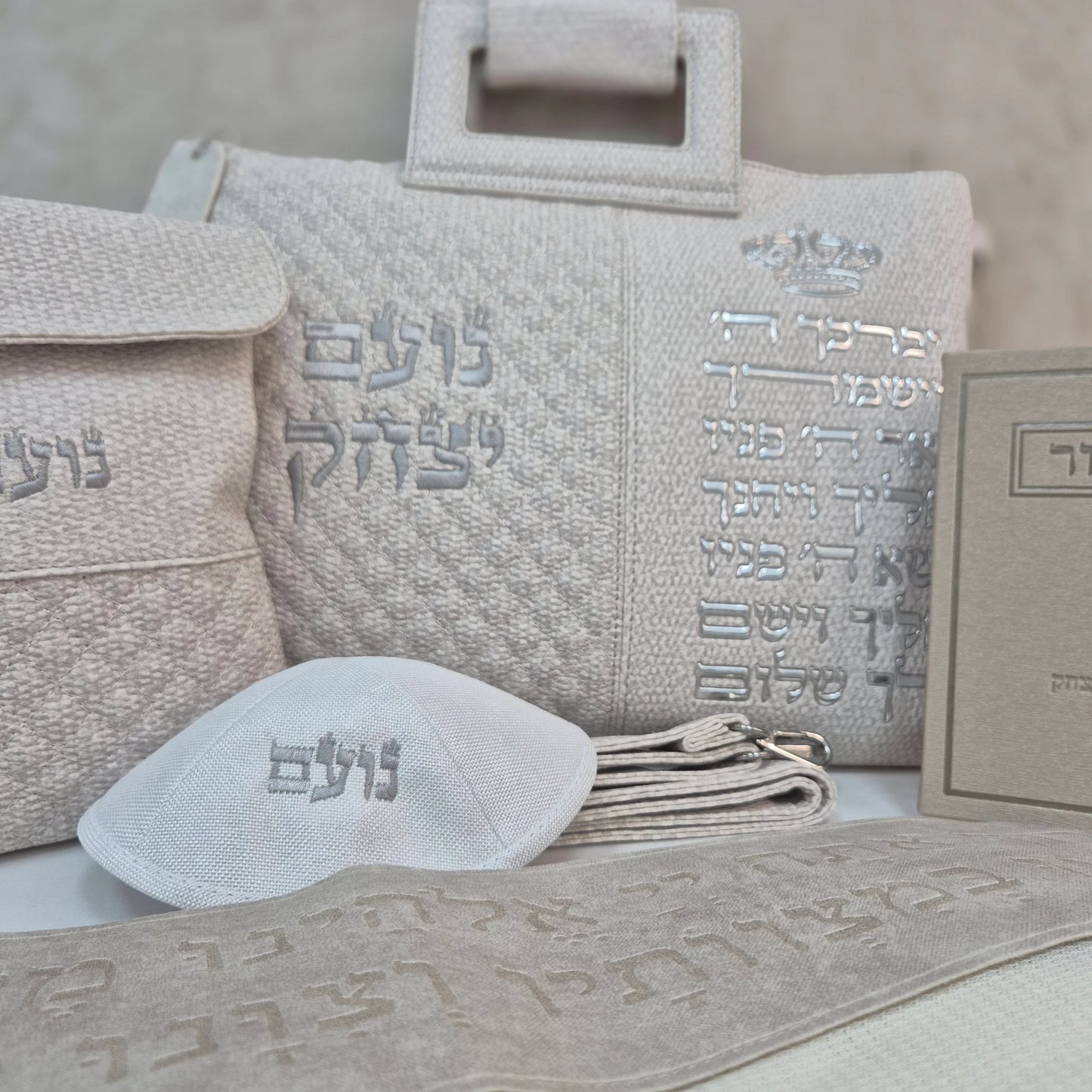 סט חתנים אבן עם טלית צמר חיתוך לייזר עם סידור כוונת הלב וכיפה