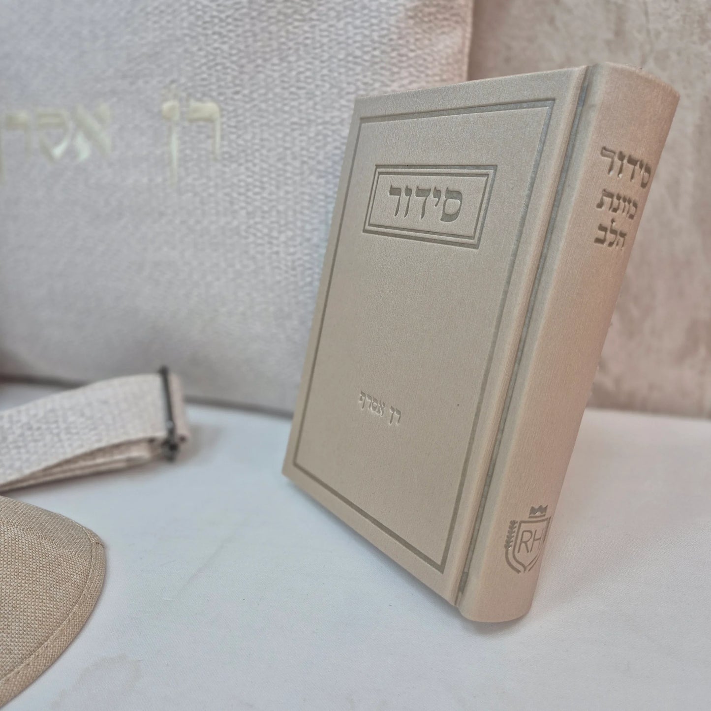 מארז קדושה לגבר צבע בז' עם סידור וכיפה