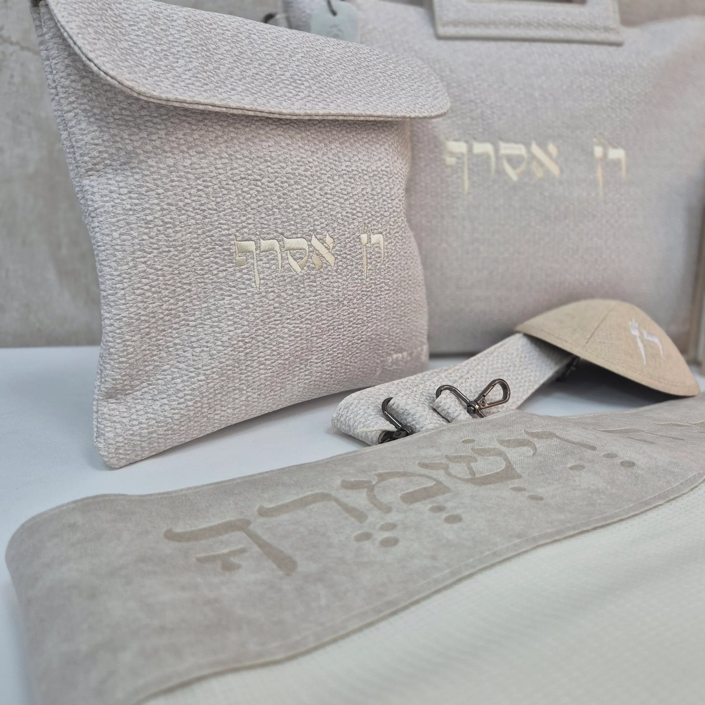 סט חתנים בז עם טלית צמר חיתוך לייזר עם סידור כוונת הלב וכיפה