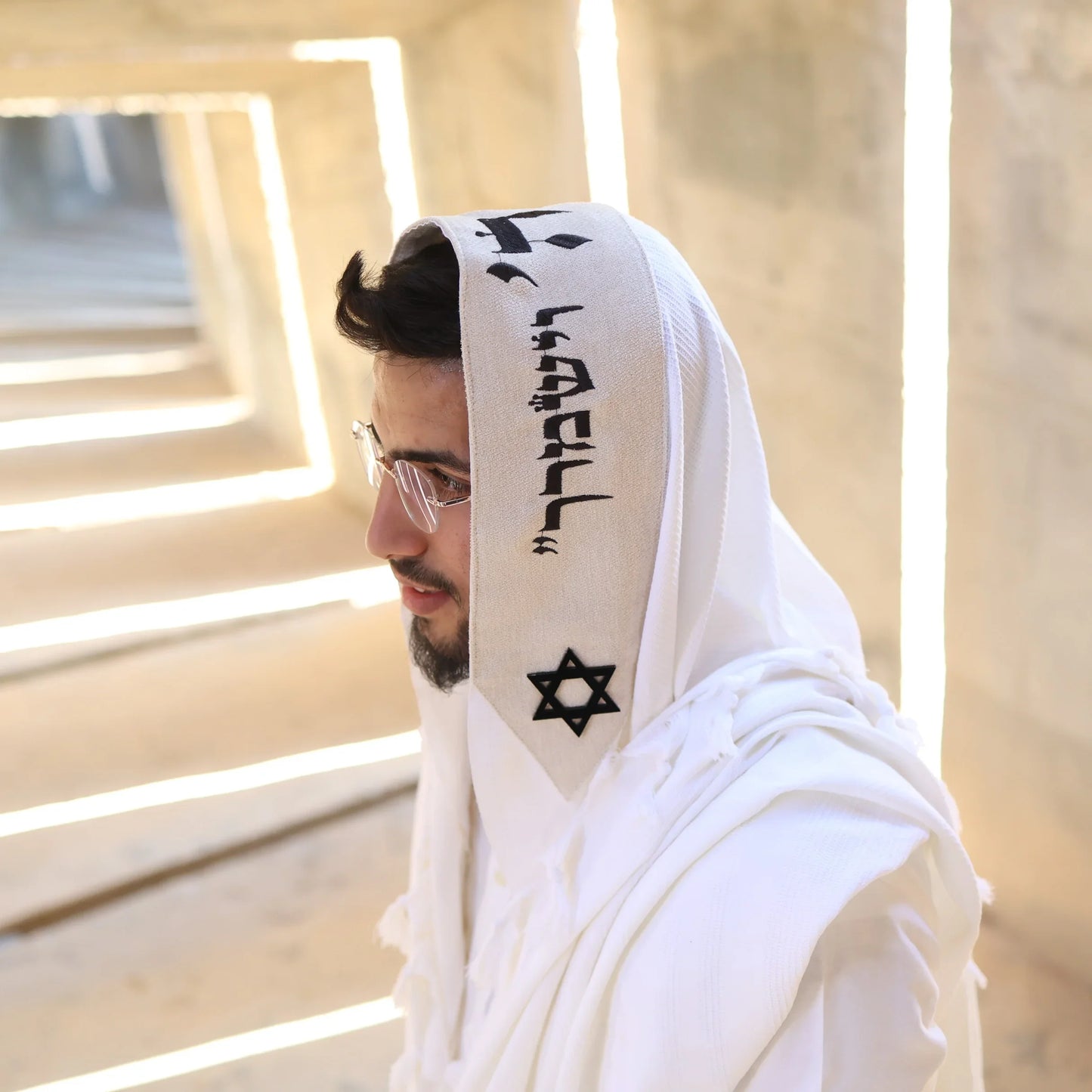 דגם בז' בהיר חיתוך לייזר