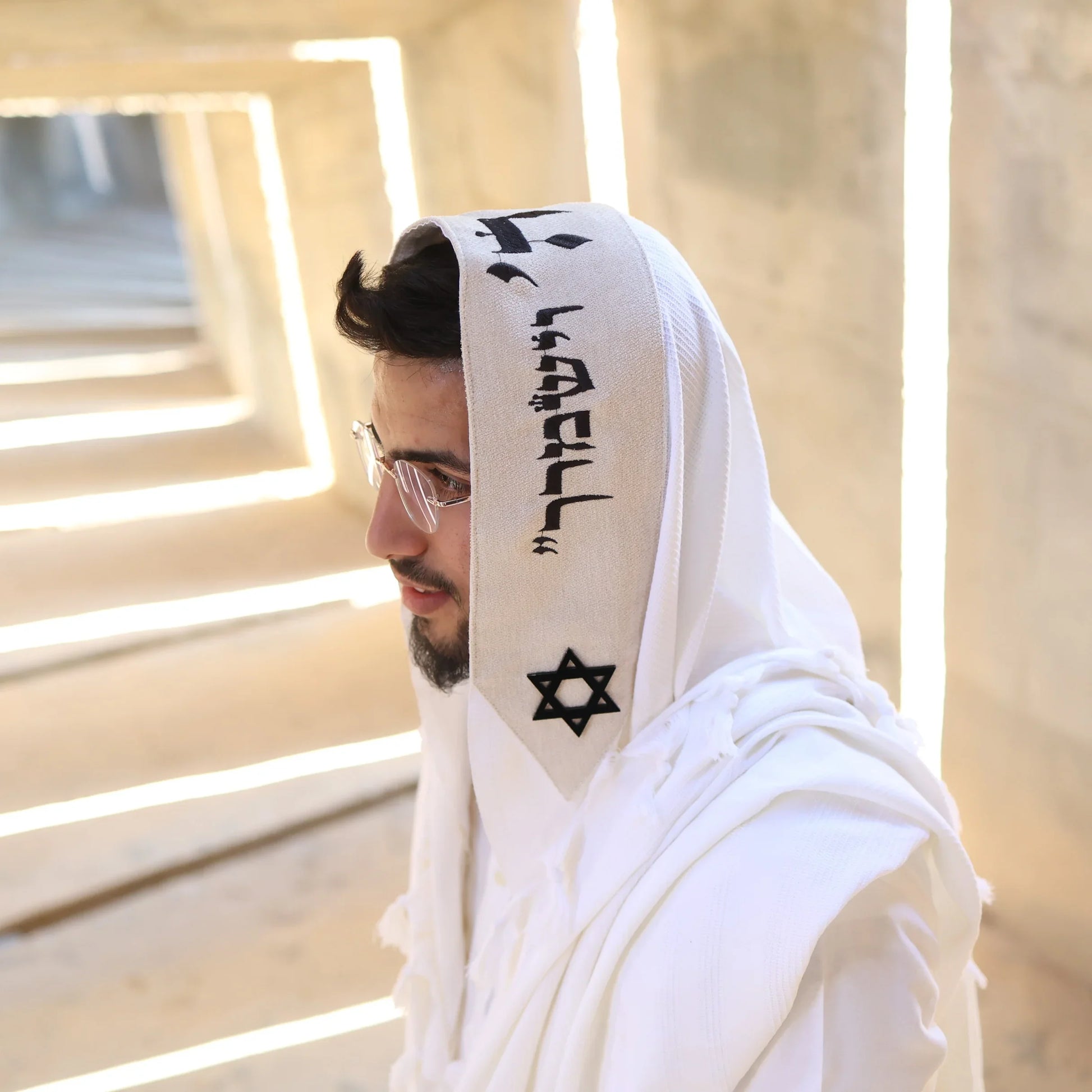 דגם בז' בהיר חיתוך לייזר