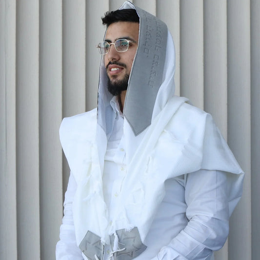 טלית צמר Premium | דגם להתעטף בציצית אפור בהיר חיתוך לייזר