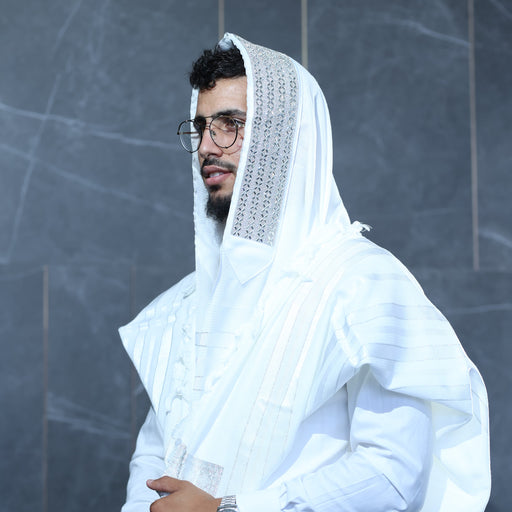 טלית צמר מהודרת המגדירה מחדש אלגנטיות, ומשלבת סגנון נצחי עם תחכום מודרני.