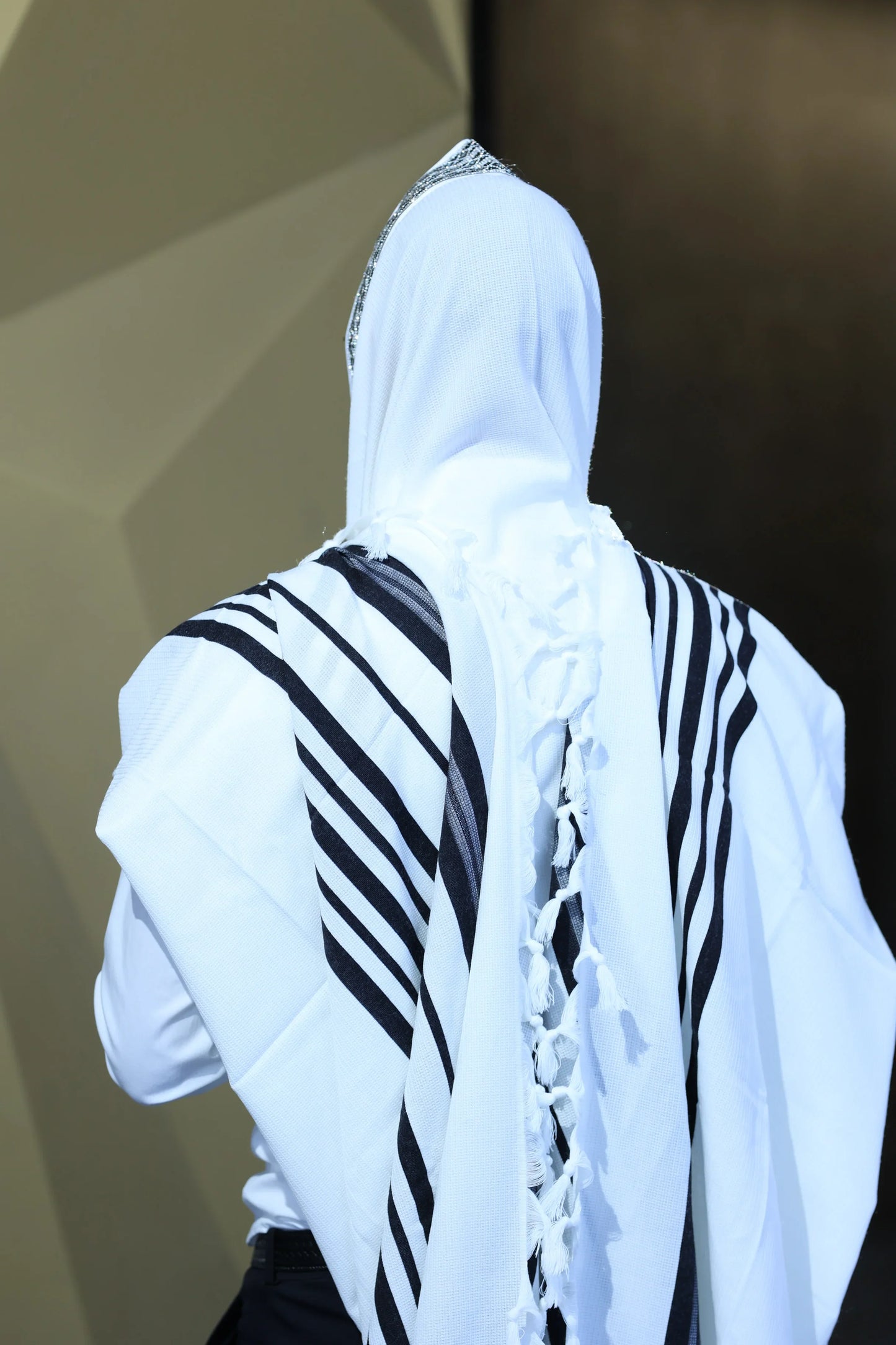 טלית 100% צמר | עטרה אבנים שחור כסף