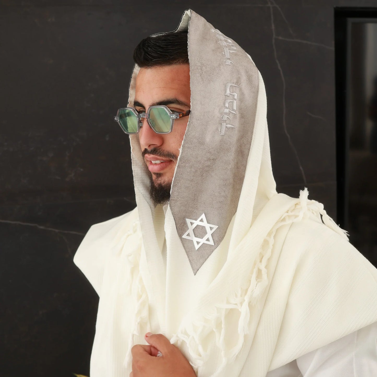 על הטלית עטרה מבד דמוי עור איכותי במיוחד בצבע אפור