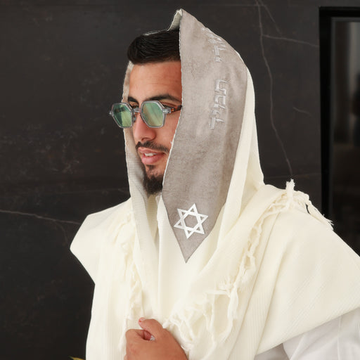 על הטלית עטרה מבד דמוי עור איכותי במיוחד בצבע אפור