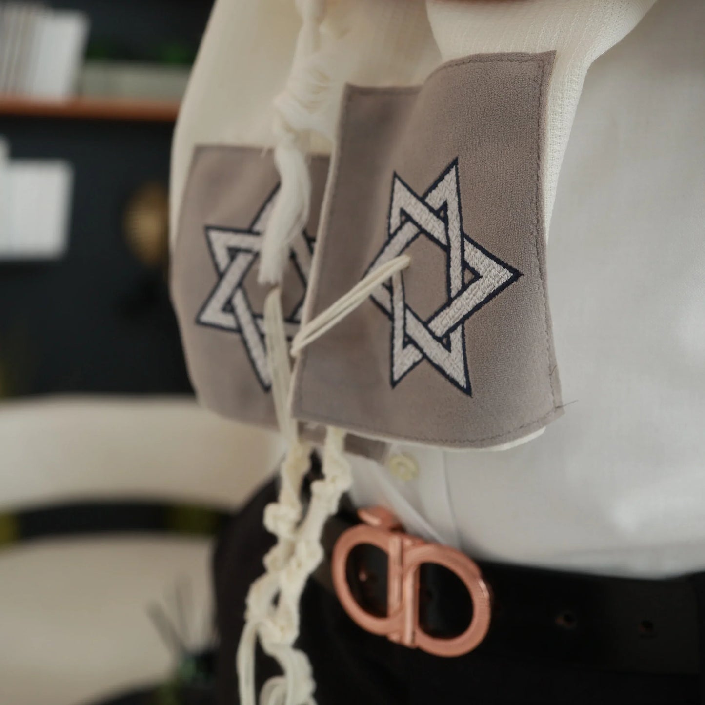 טלית צמר Premium | דגם אפור בטון בהיר חיתוך לייזר