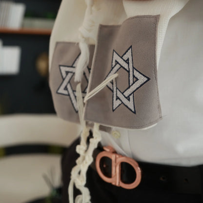 טלית צמר Premium | דגם אפור בטון בהיר חיתוך לייזר