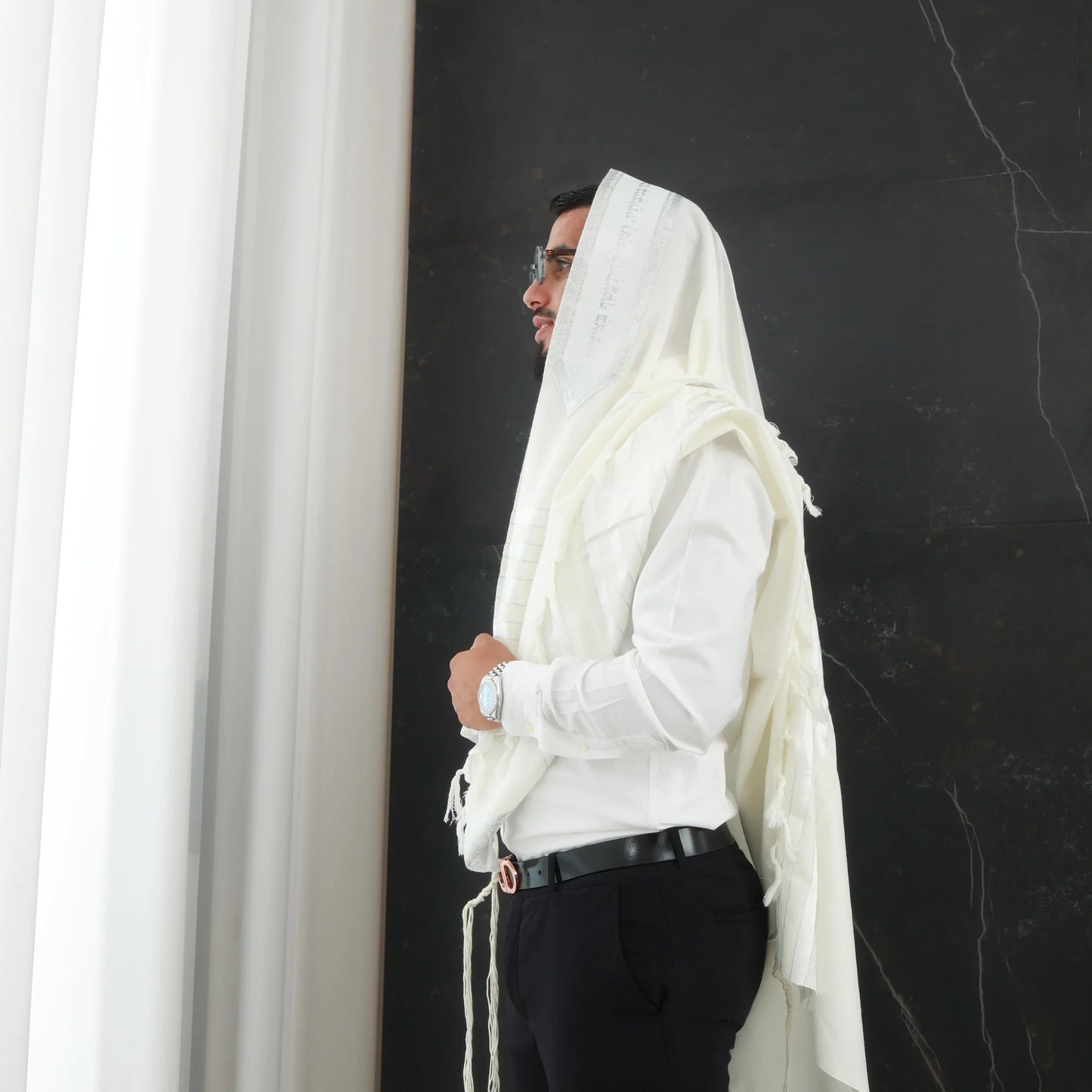 מארז לחתן יברכך לבן כסף עם טלית צמר סידור וכיפה