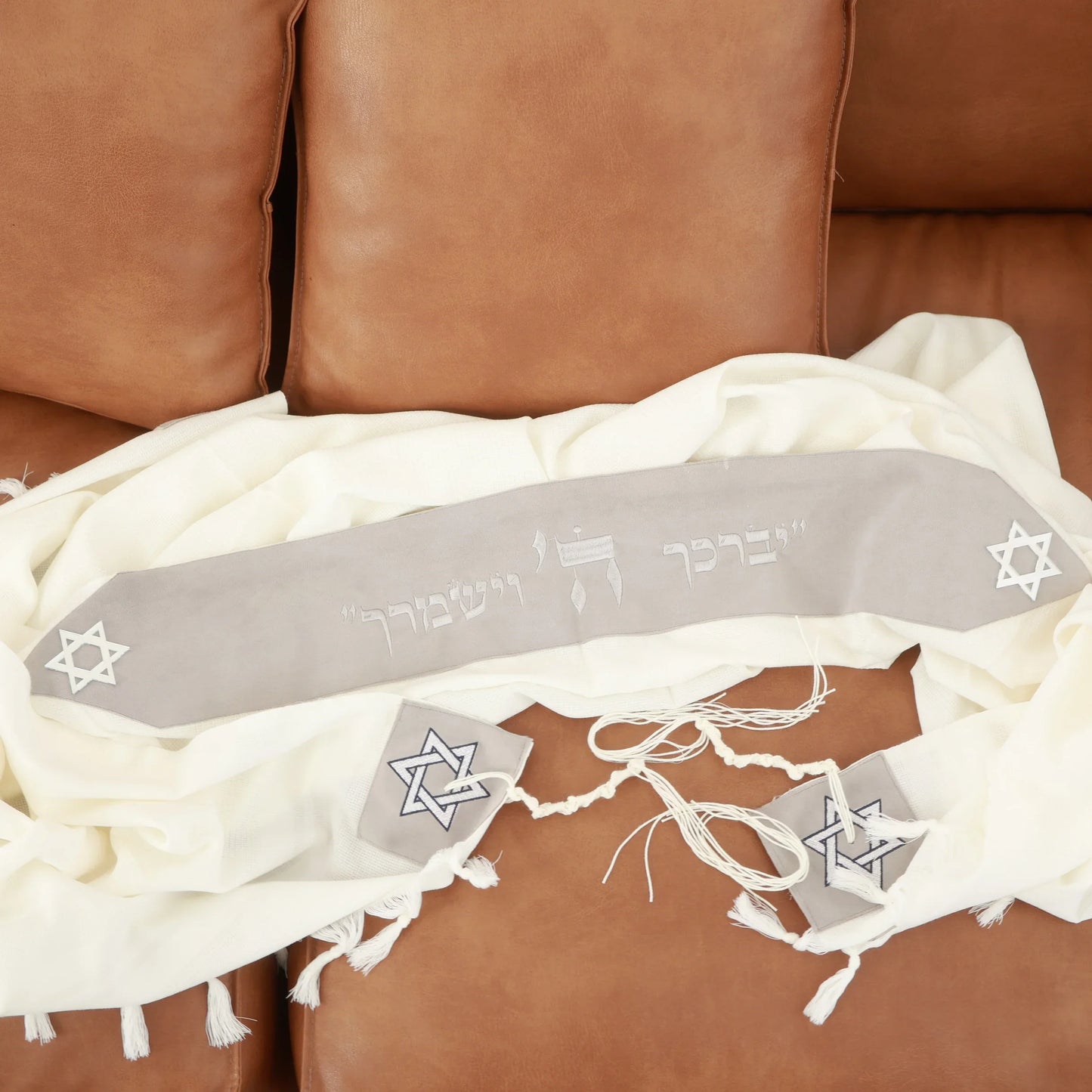 טלית צמר Premium | דגם אפור בטון בהיר חיתוך לייזר