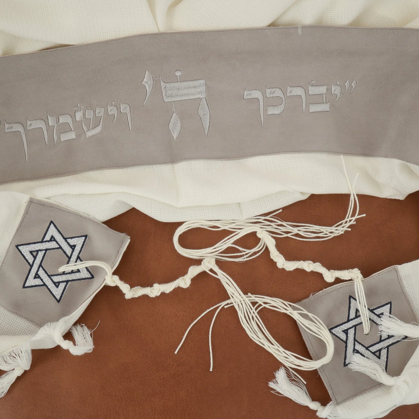 טלית צמר Premium | דגם אפור בטון בהיר חיתוך לייזר