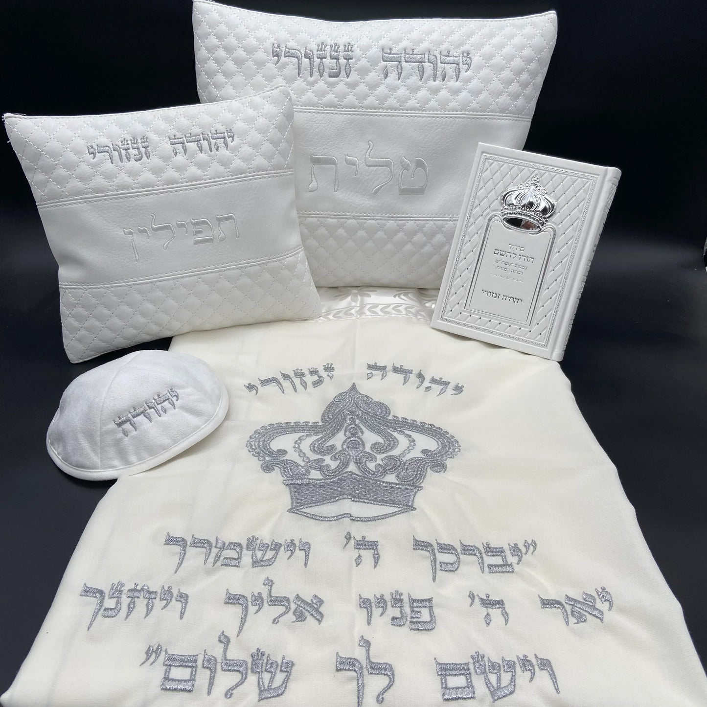 סט חתנים מעויינים לבן עם טלית צמר רחלים עם סידור וכיפה